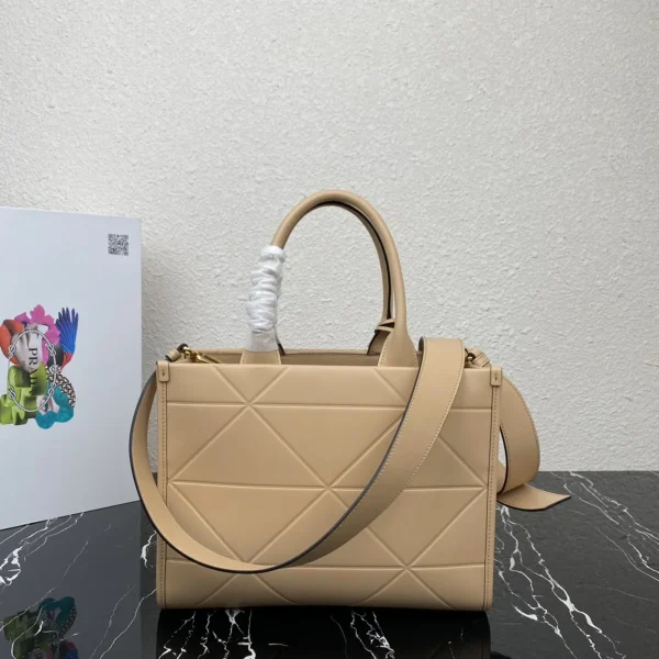 Prada Triangle 1BA379 中號灰色皮革單肩包：圖片 3