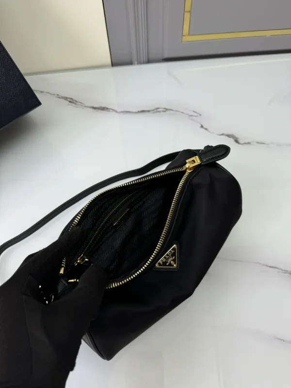 Prada Re-Nylon 1NE058 小號黑色化妝包：圖片 9
