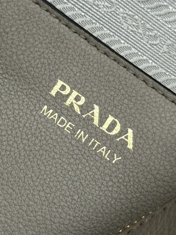 高仿包包Prada Soft 1BA451 小號灰色皮革肩背包：圖片 10