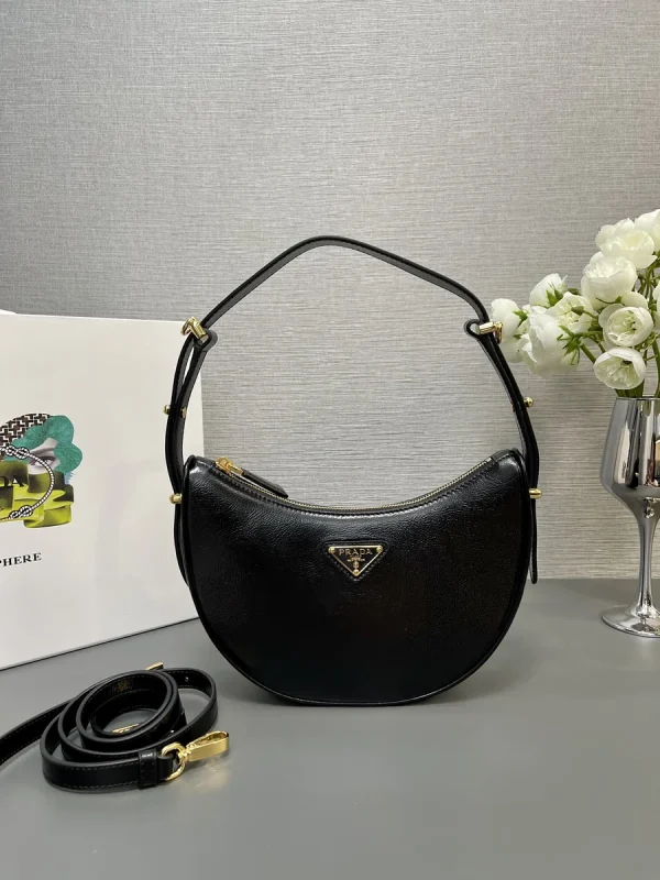 Prada Arqué 1BC194 中號黑色漆皮肩背包：圖片 2