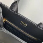 Prada Classic 1BA379 中號黑色皮革手提包：圖片 10