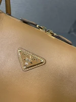 Prada Classic 1BA444 中號黑色皮革手提包：圖片 5