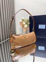 Prada Re-Edition 1BC201 小號黑色皮革肩背包：圖片 4