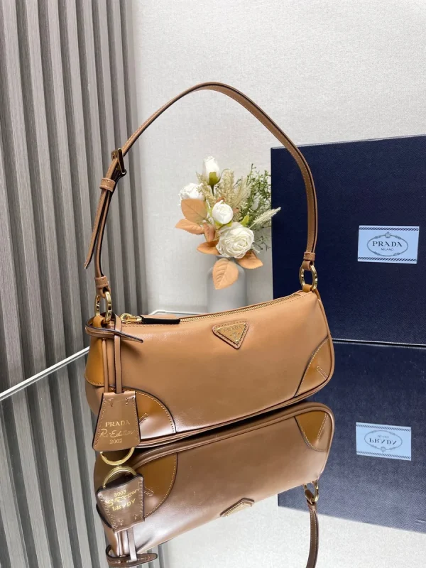Prada Re-Edition 1BC201 小號黑色皮革肩背包：圖片 4