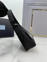 Prada Re-Edition 1NE515 小號黑色尼龍單肩包：圖片 5