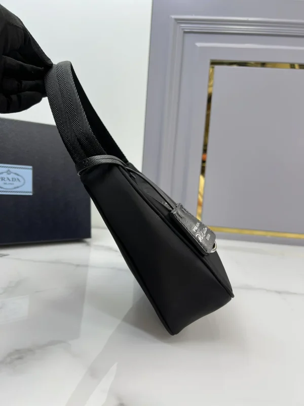 Prada Re-Edition 1NE515 小號黑色尼龍單肩包：圖片 5
