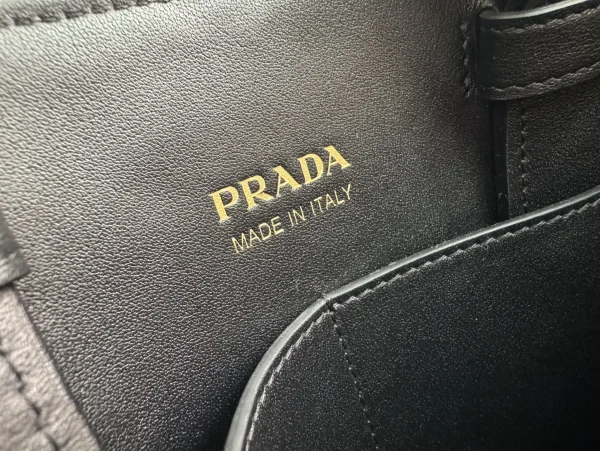 Prada Symbole 1BG547 中號黑色皮革托特包：圖片 10