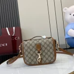 GUCCI GG Emblem迷你米棕帆布斜揹包-815211：圖片 2