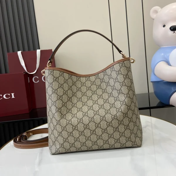 GUCCI GG Emblem小號米棕帆布肩揹包-815103：圖片 4