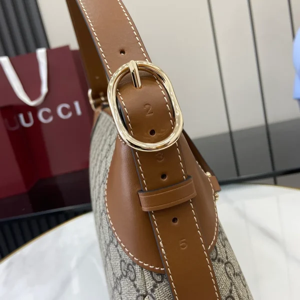 GUCCI GG Emblem中號黑色皮革肩揹包-815216：圖片 7