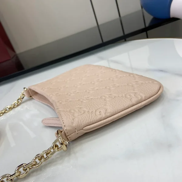 GUCCI GG Emblem迷你黑色皮革斜揹包-815278：圖片 6