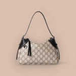 GUCCI GG Emblem小號米棕帆布肩揹包-815218