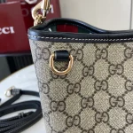 GUCCI GG Emblem迷你米棕皮革水桶包-815118：圖片 8
