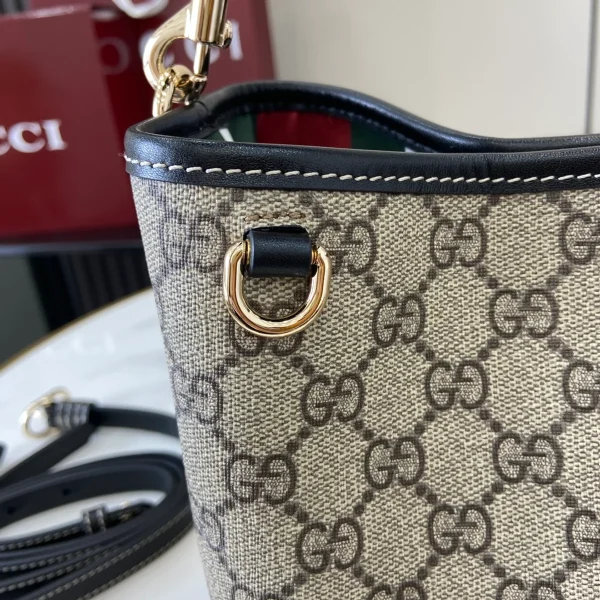 GUCCI GG Emblem迷你米棕皮革水桶包-815118：圖片 8