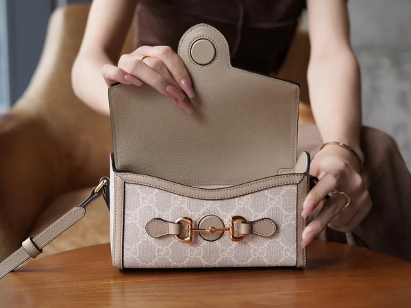 GUCCI 馬銜扣1955馬銜扣米棕迷你帆布斜揹包-699296：圖片 7