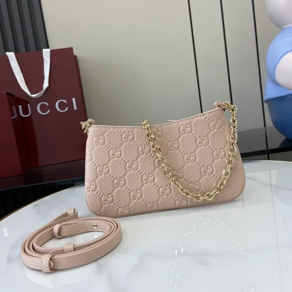 GUCCI GG Emblem迷你淺粉粒面皮革斜揹包-815278：圖片 2