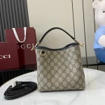 GUCCI GG Emblem迷你米棕皮革水桶包-815118：圖片 2