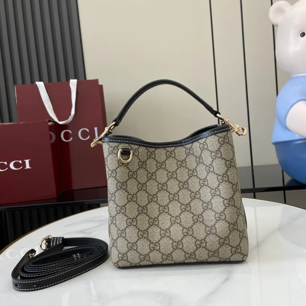 GUCCI GG Emblem迷你米棕皮革水桶包-815118：圖片 2