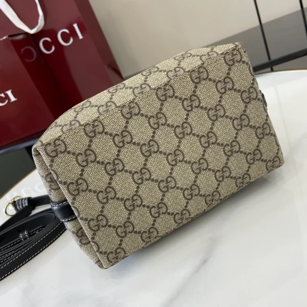 GUCCI GG Emblem迷你米棕皮革水桶包-815118：圖片 5