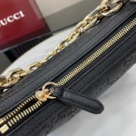 GUCCI GG Emblem小號灰褐粒面斜揹包-815409：圖片 8