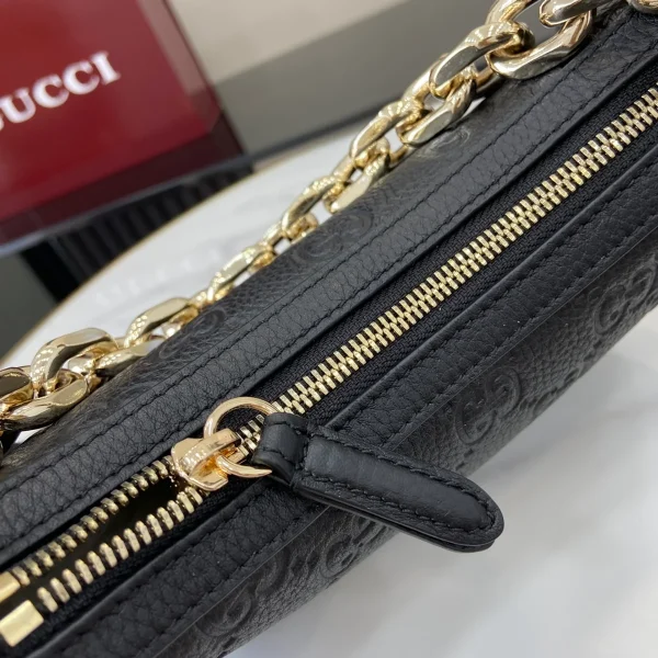 GUCCI GG Emblem小號灰褐粒面斜揹包-815409：圖片 8