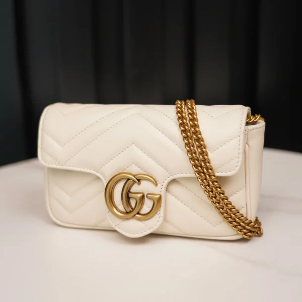GUCCI GG Marmont迷你黑漆皮斜揹包-476433：圖片 4