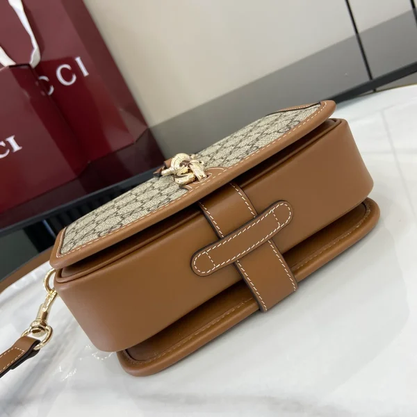 GUCCI GG Emblem迷你米棕帆布斜揹包-815211：圖片 5