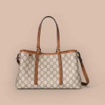 GUCCI GG Emblem小號米棕皮革手提包-815214