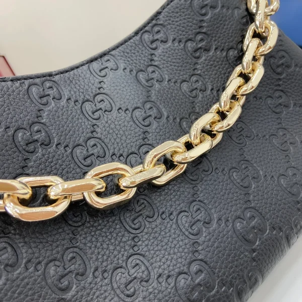 GUCCI GG Emblem迷你黑色皮革斜揹包-815263：圖片 8