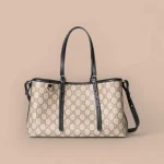 GUCCI GG Emblem小號米棕帆布手提包-815214