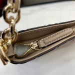 GUCCI GG Emblem中號灰褐皮革肩揹包-815277：圖片 7