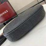 GUCCI GG Emblem小號灰褐粒面斜揹包-815409：圖片 5