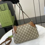 GUCCI GG Emblem小號米棕帆布斜揹包-815218：圖片 7