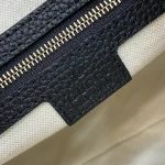 GUCCI GG Emblem中號灰褐粒面肩揹包-820453：圖片 10