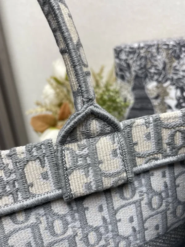 Dior Book Tote 米白色和灰色Dior Oblique 刺繡托特包：圖片 8