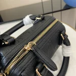 GUCCI GG Emblem超迷你黑色粒面皮革手挽包-815256：圖片 9