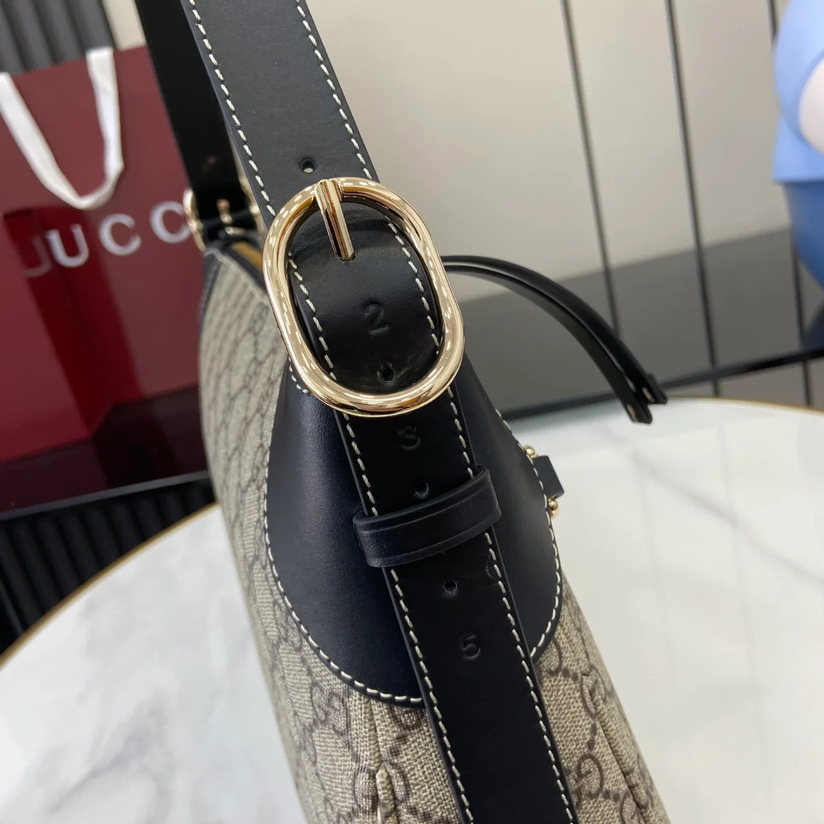 GUCCI GG Emblem中號米棕皮革肩揹包-815216 7 GUCCI GG Emblem中號米棕皮革肩揹包-815216