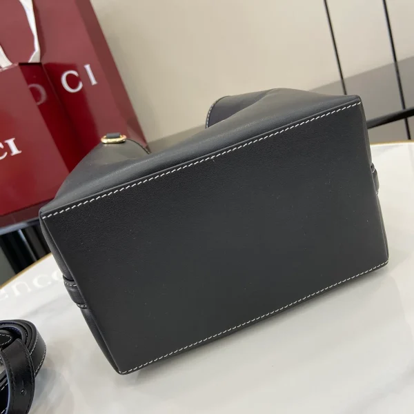 GUCCI GG Emblem迷你米棕帆布水桶包-815118：圖片 5