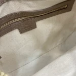GUCCI GG Emblem小號黑色粒面肩揹包-815409：圖片 9