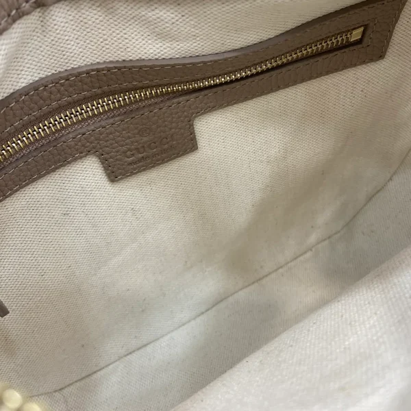 GUCCI GG Emblem小號黑色粒面肩揹包-815409：圖片 9