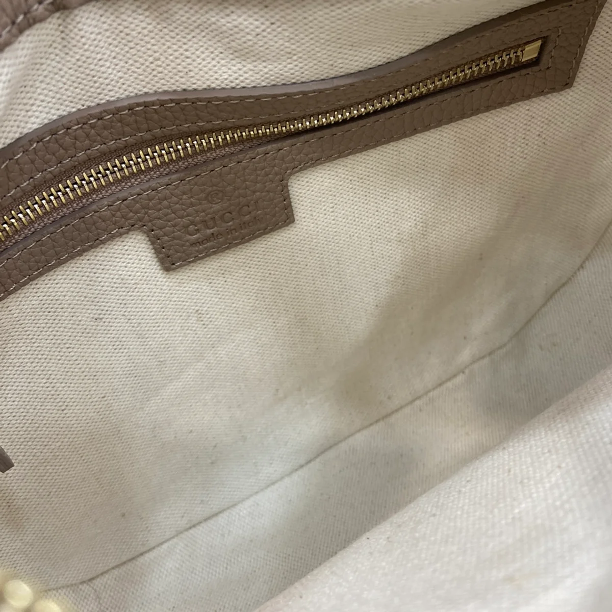 GUCCI GG Emblem小號黑色粒面肩揹包-815409 9 GUCCI GG Emblem小號黑色粒面肩揹包-815409