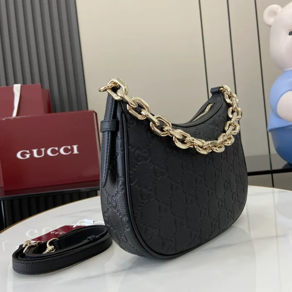 GUCCI GG Emblem小號灰褐粒面斜揹包-815409：圖片 3