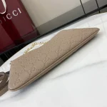GUCCI GG Emblem中號灰褐皮革肩揹包-815277：圖片 5