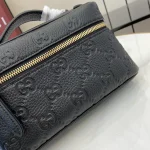 GUCCI GG Emblem迷你黑色粒面超迷你包-815949：圖片 7