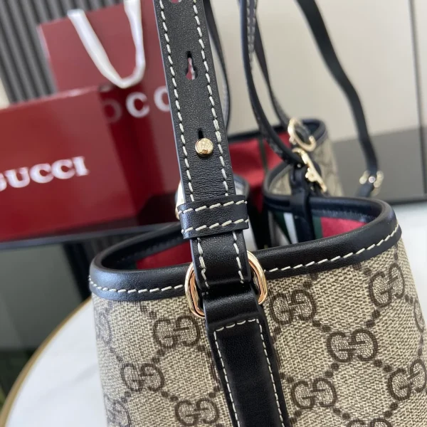 GUCCI GG Emblem小號米棕帆布手提包-815214：圖片 7