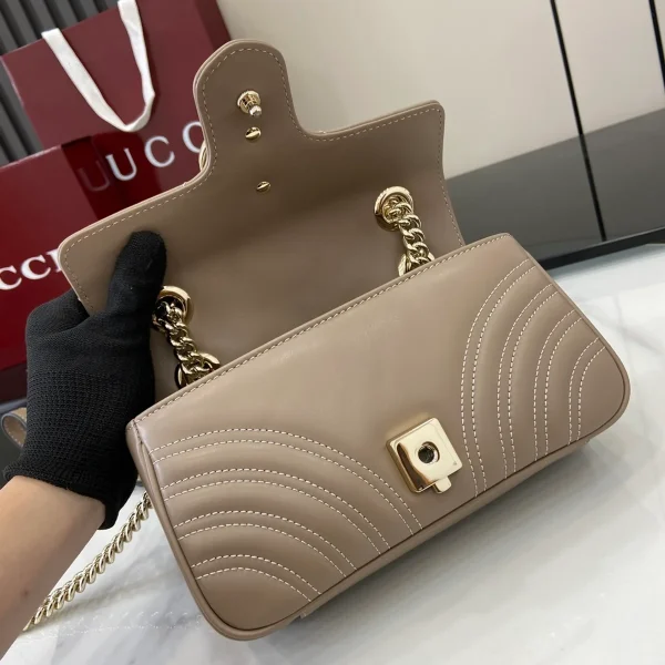 GUCCI GG Marmont迷你黑色皮革斜揹包-446744：圖片 7