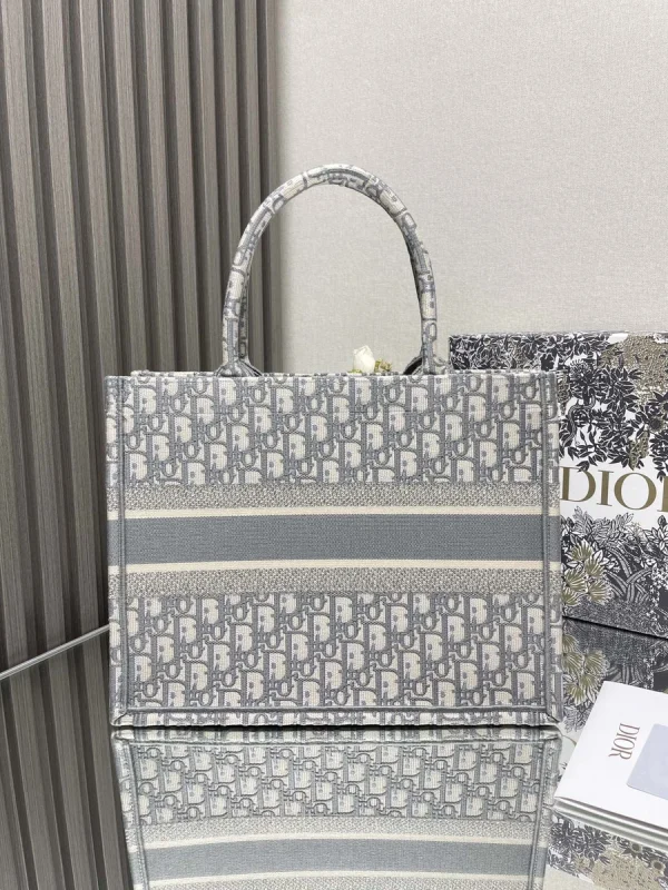 Dior Book Tote 米白色和灰色Dior Oblique 刺繡托特包：圖片 6