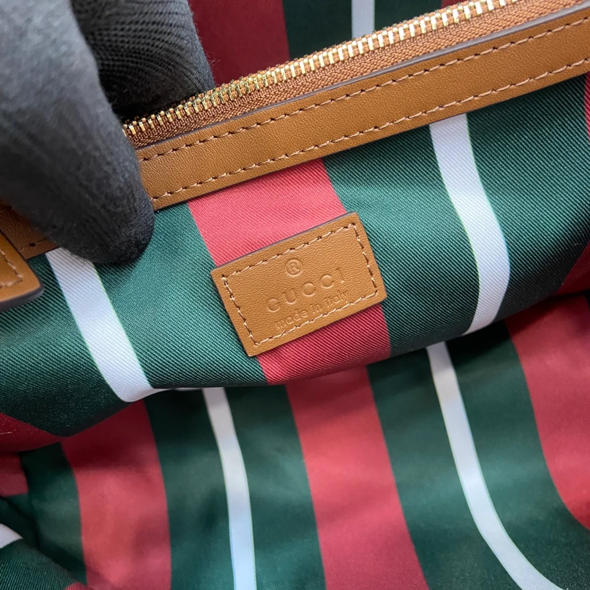 GUCCI GG Emblem小號米棕帆布肩揹包-815103 10 GUCCI GG Emblem小號米棕帆布肩揹包-815103