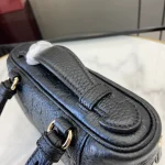 GUCCI GG Emblem迷你黑色粒面超迷你包-815949：圖片 6