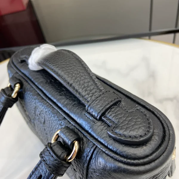GUCCI GG Emblem迷你黑色粒面超迷你包-815949：圖片 6